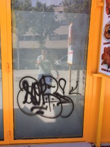 Graffiti negro en escaparate